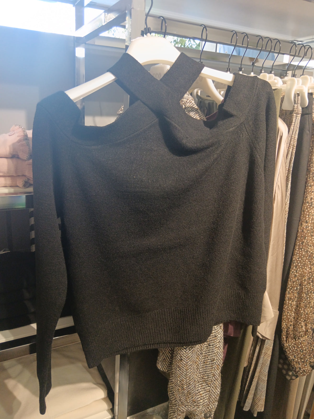 Maglia cutouts nera Sijkt002