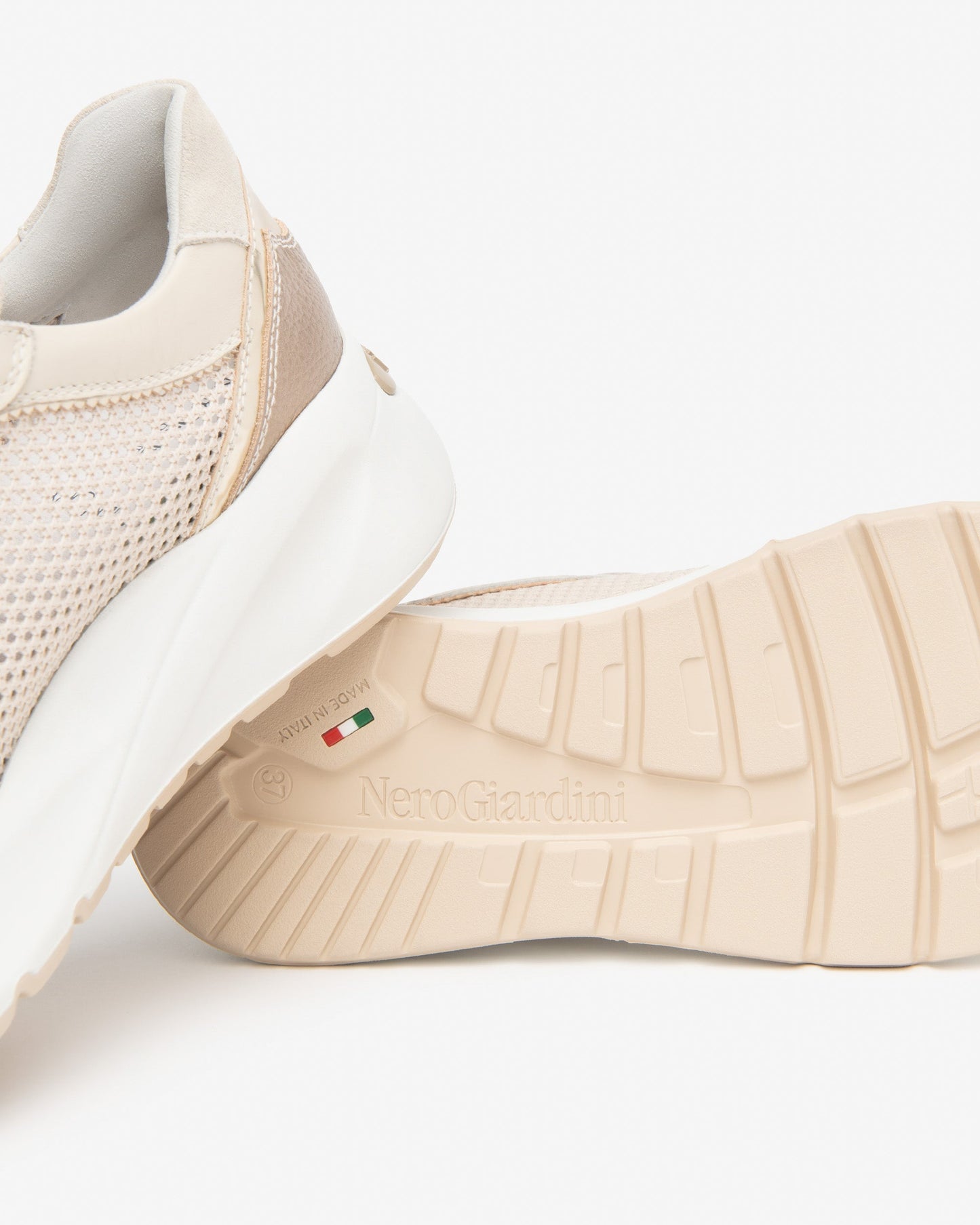 Sneakers in camoscio e Materiale Tecnico Latte E615180D
