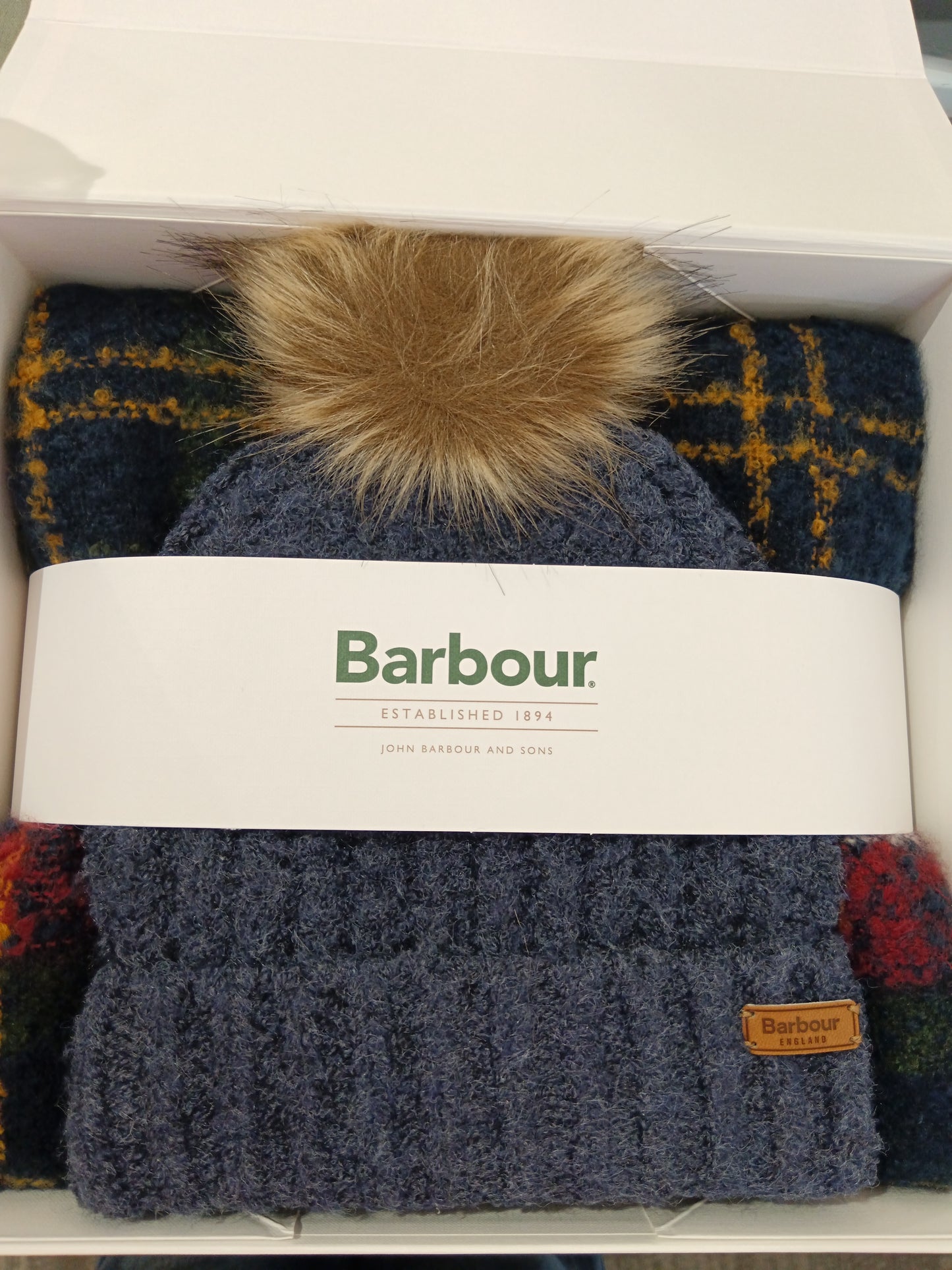 Set regalo berretto e sciarpa tartan Saltburn Winterberry Tartan