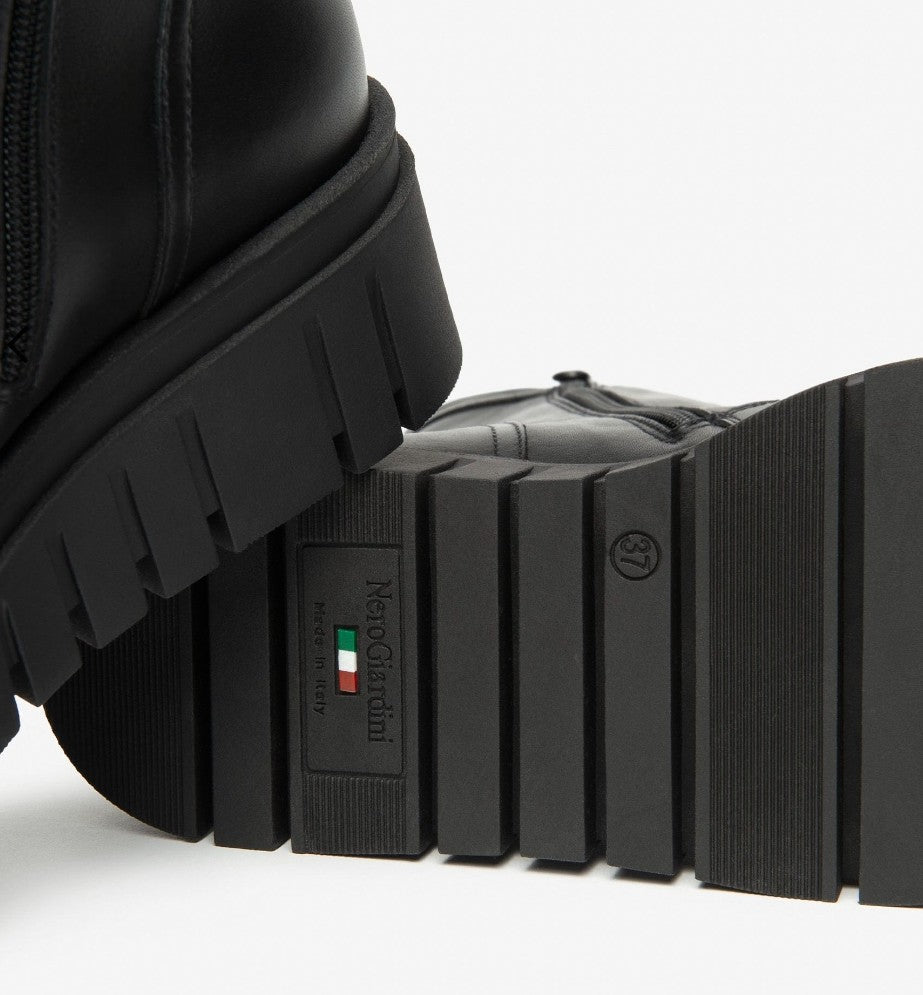 Stivaletti zeppa con zip trasversale Nero I514913D