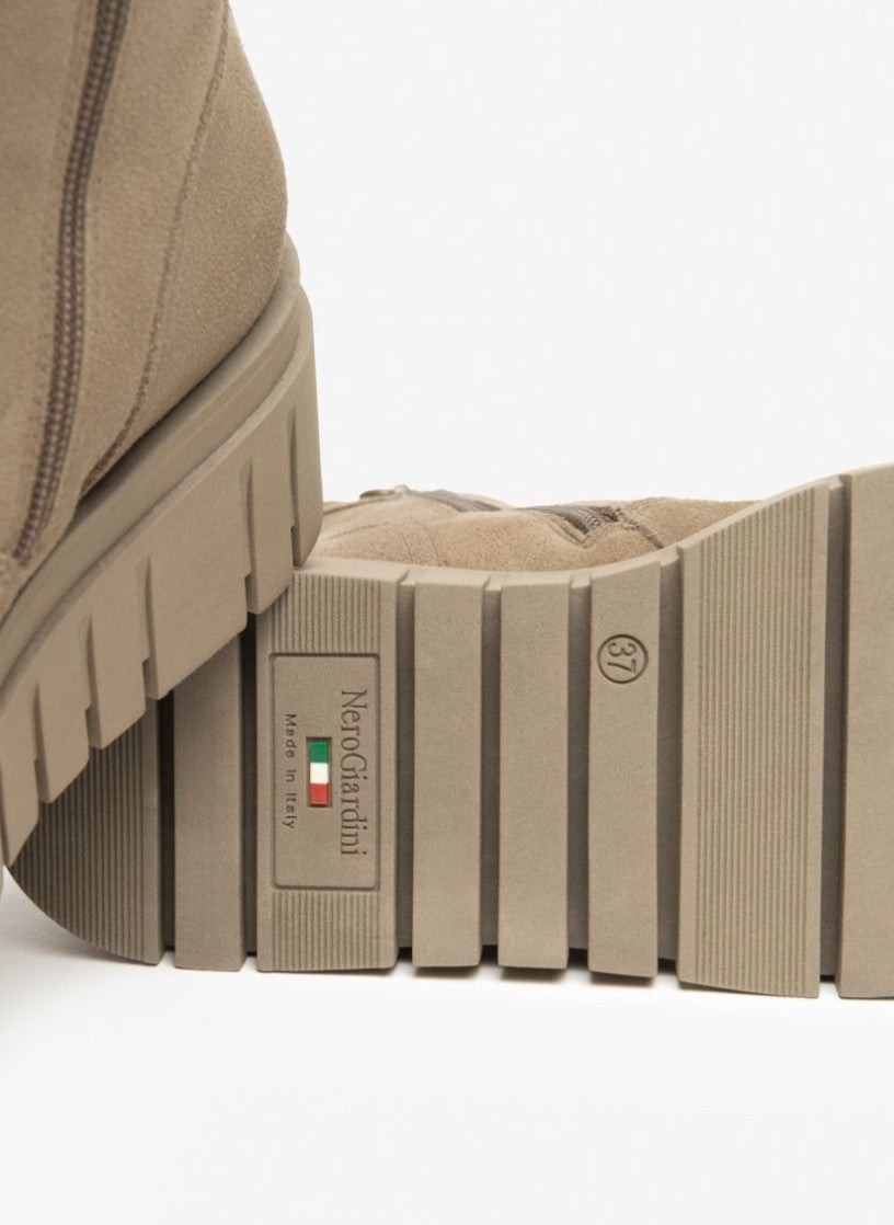 Stivaletti zeppa con zip trasversale argilla I514914D