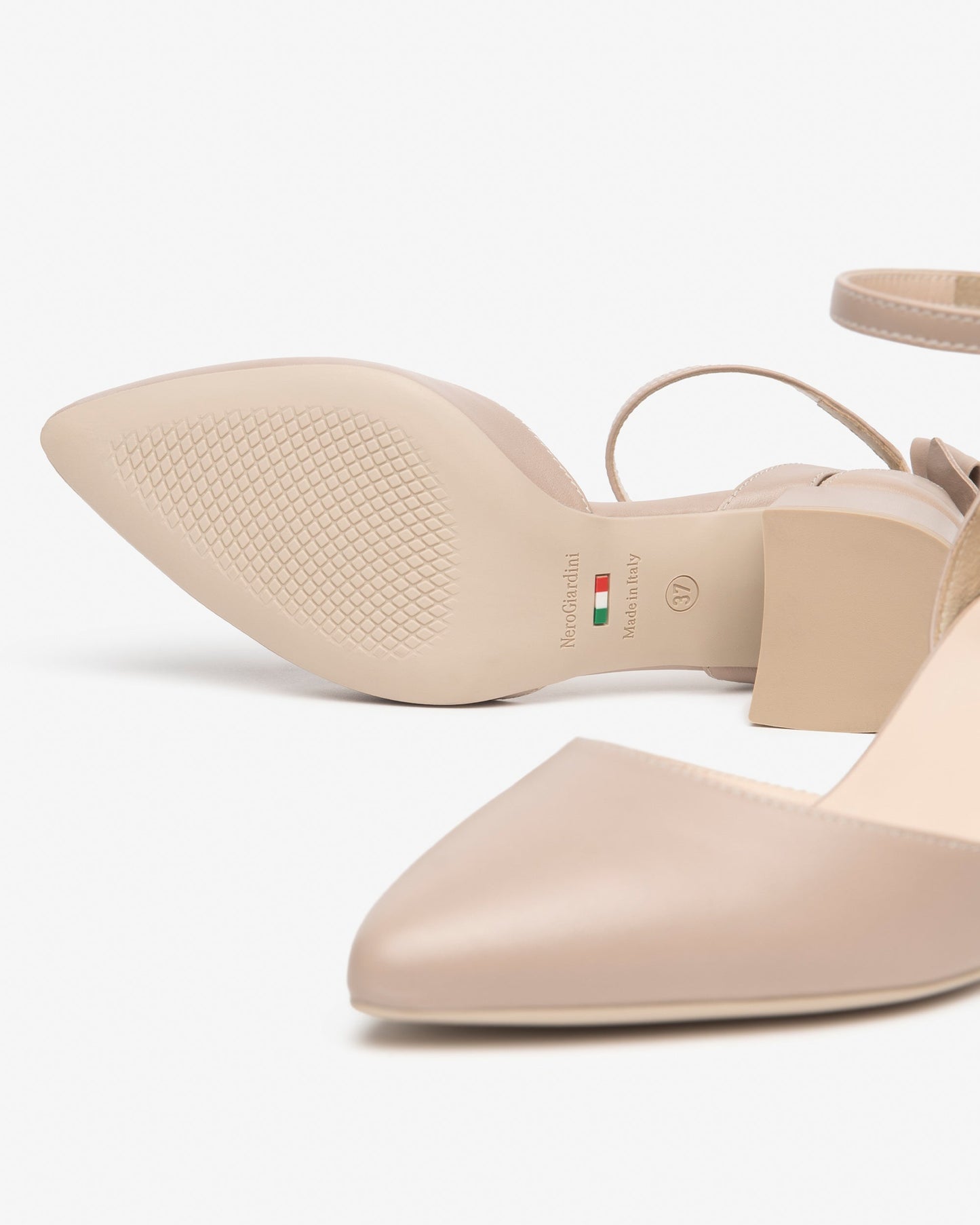 Scarpetta con cinturino e fiocchetto E612350D beige
