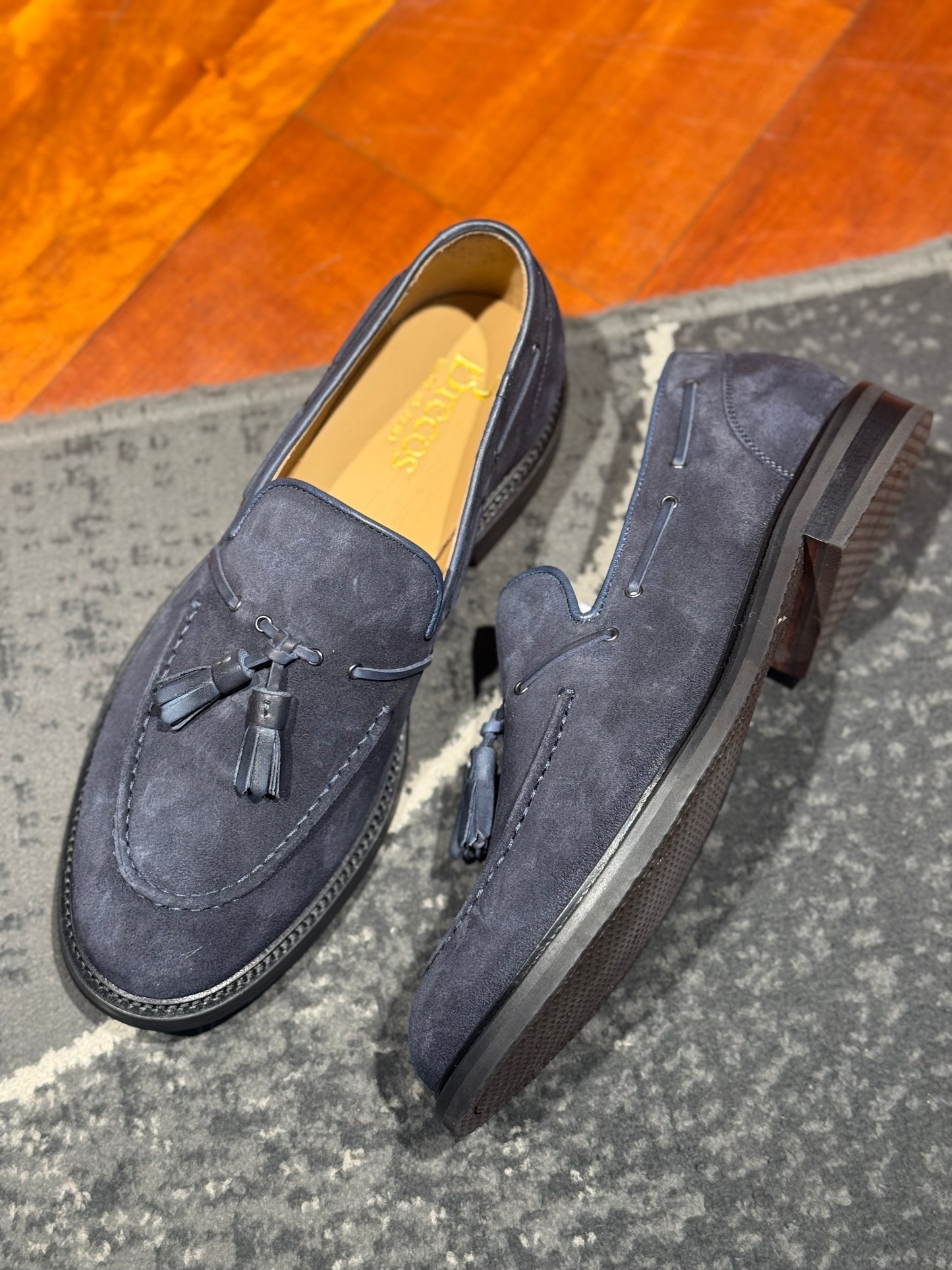 Mocassino in camoscio e nappine blu