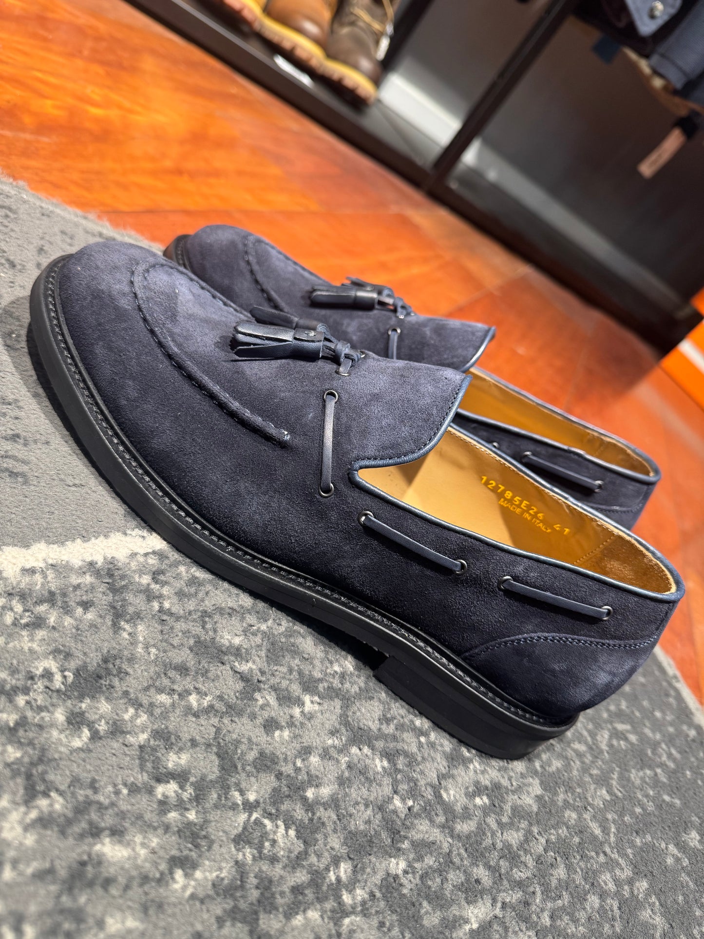Mocassino in camoscio e nappine blu