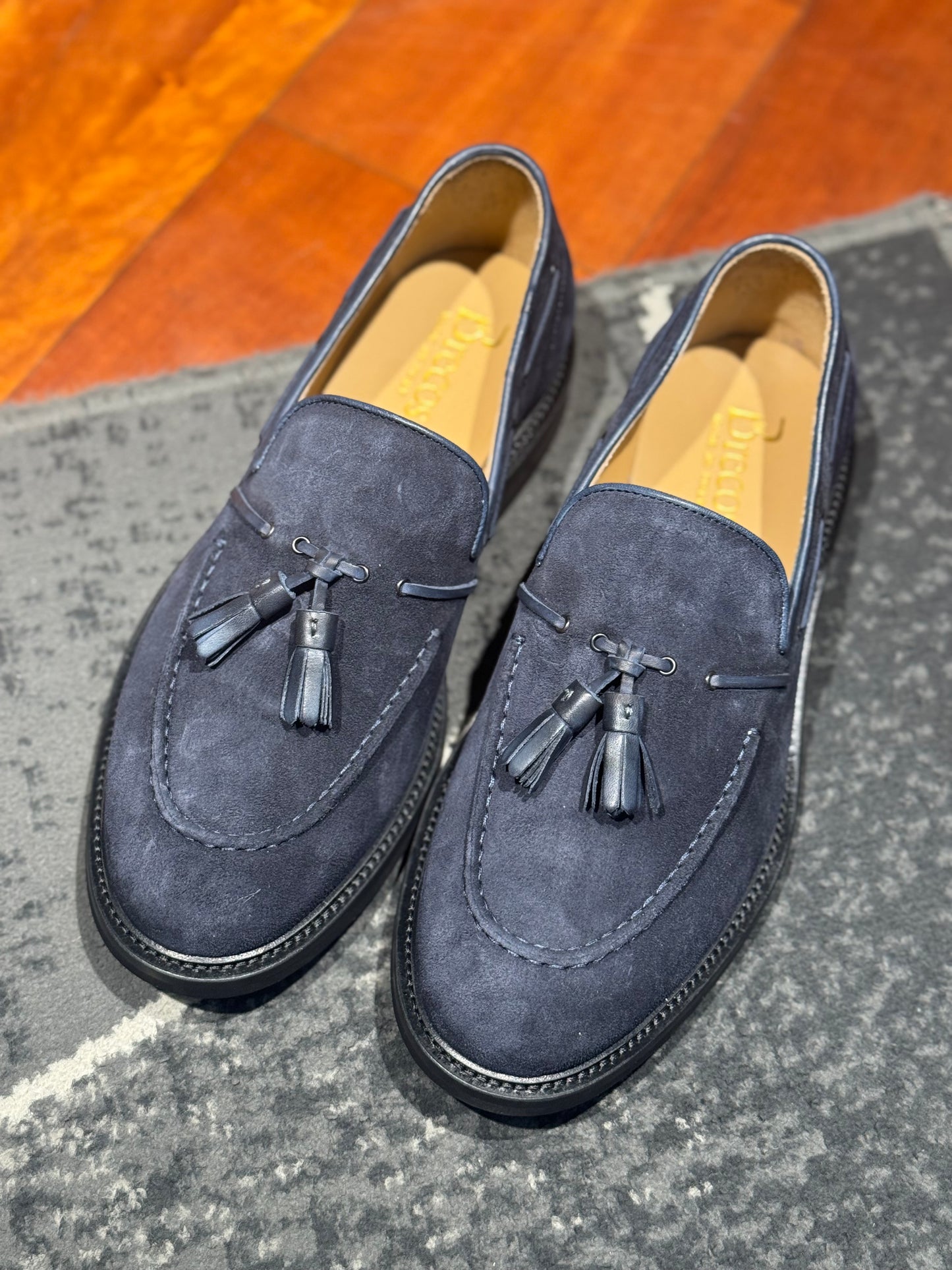 Mocassino in camoscio e nappine blu