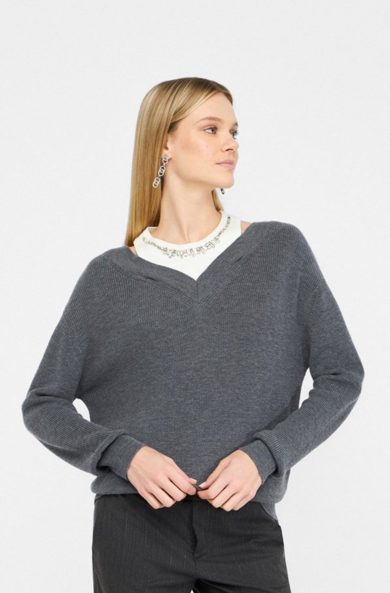 Maglia con ricami gioiello