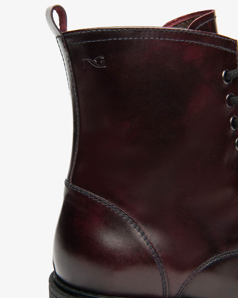 Anfibio in pelle brillante stile DrMartens bordeaux