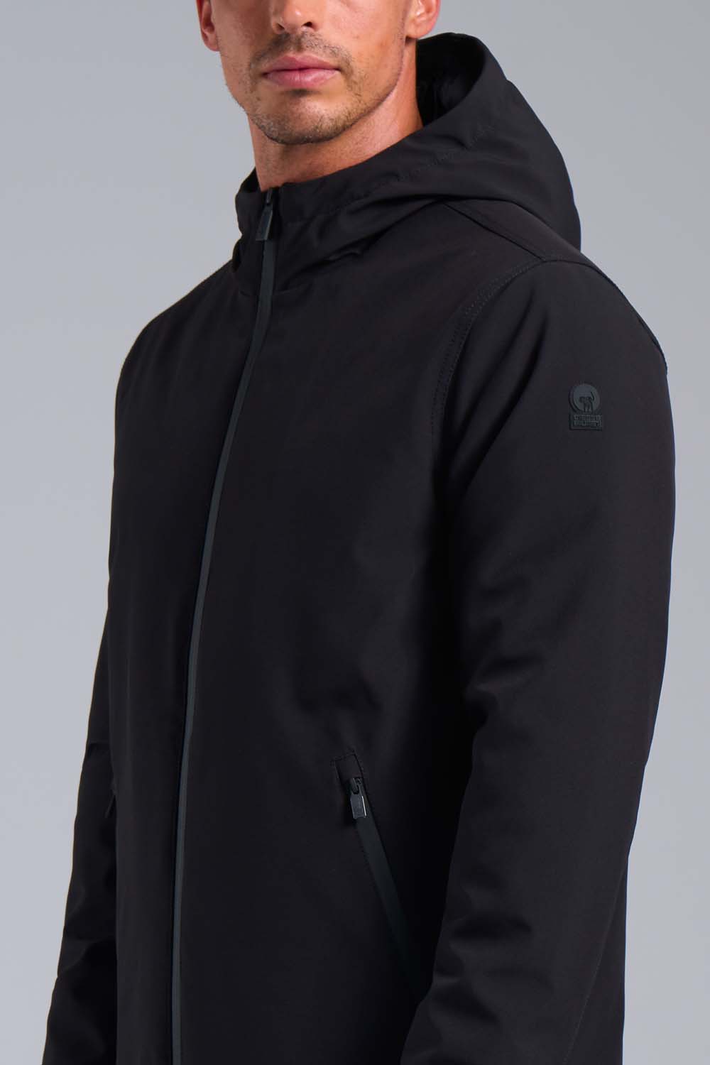 Giacca Lunga Nera In Softshell Con Cappuccio Fisso nero