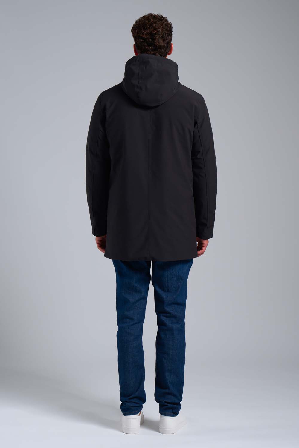 Giacca Lunga Nera In Softshell Con Cappuccio Fisso nero