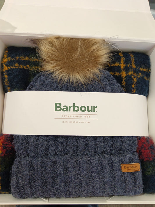 Set regalo berretto e sciarpa tartan Saltburn Winterberry Tartan