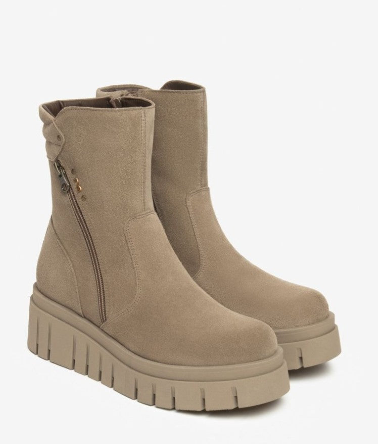 Stivaletti zeppa con zip trasversale argilla I514914D