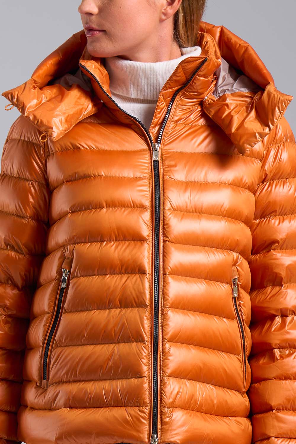 MANGLES – Piumino over ocra 100 grammi con cappuccio staccabile