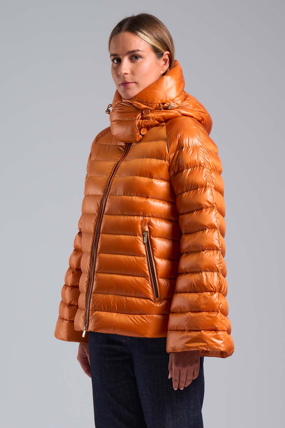 MANGLES – Piumino over ocra 100 grammi con cappuccio staccabile